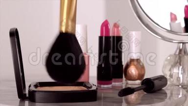 化妆品、化妆台上的化妆用品、口红、刷子、睫毛膏、指甲油、<strong>高档美容</strong>粉